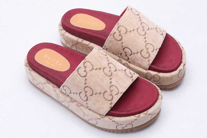 g*u*i sandals