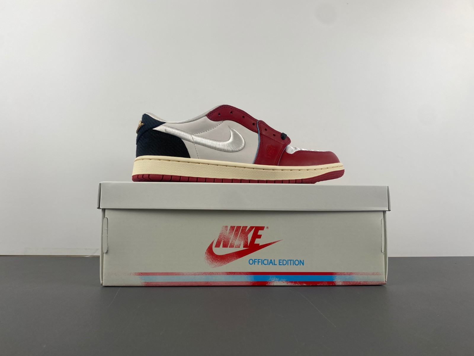 trophy room x air jordan 1 low og "home" hv6157-100