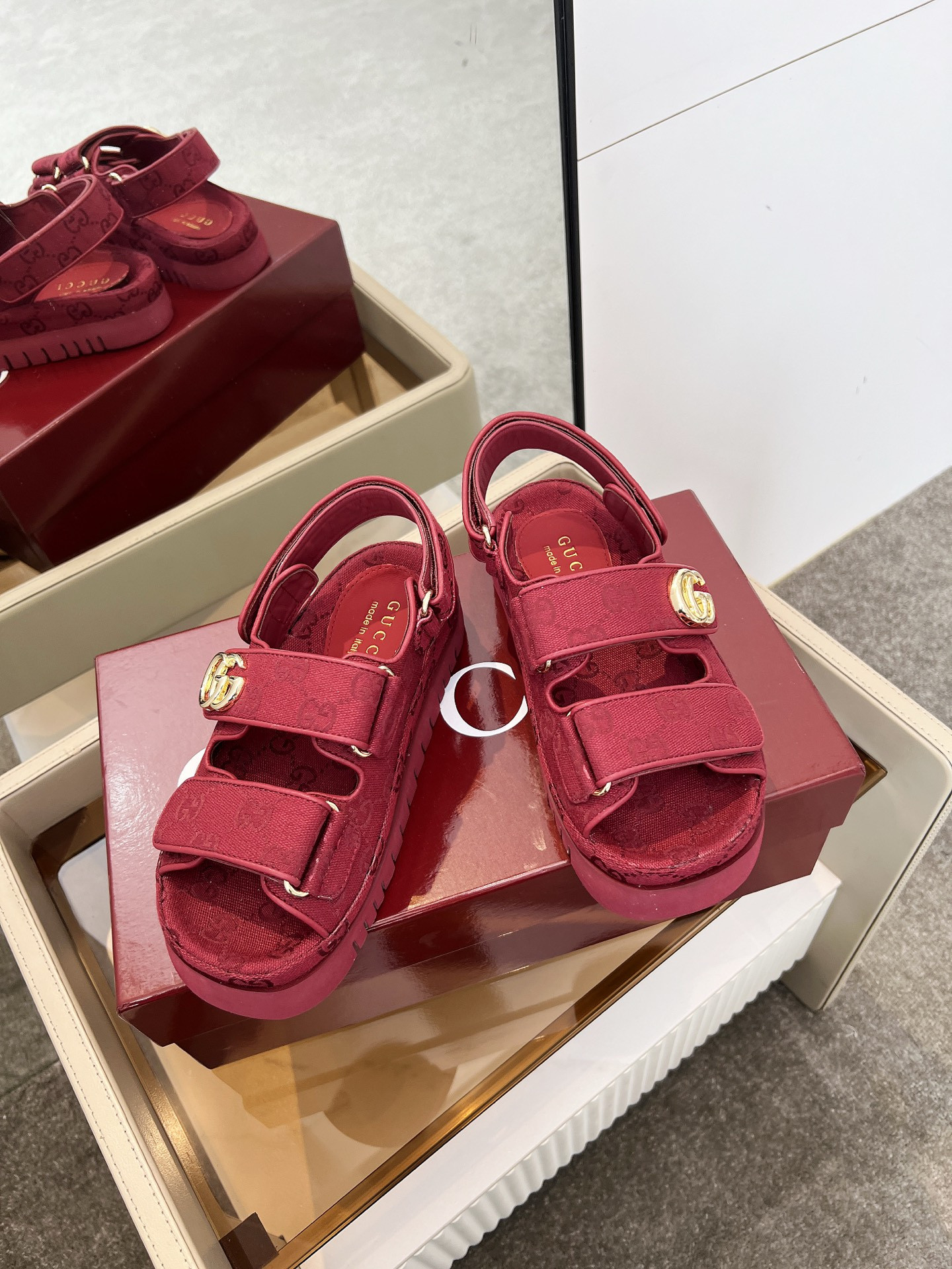 G*u*i sandals