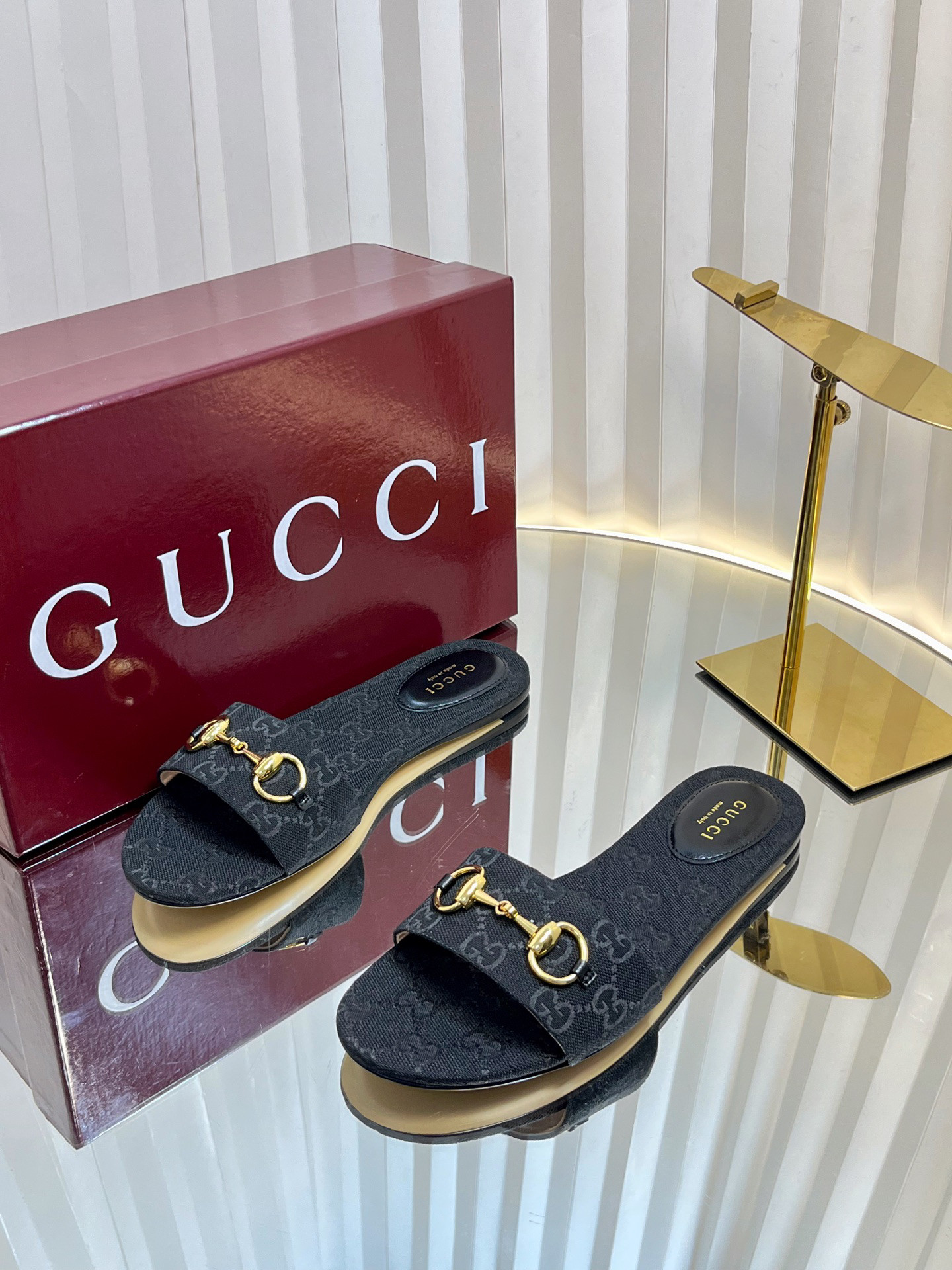 G*u*i sandals