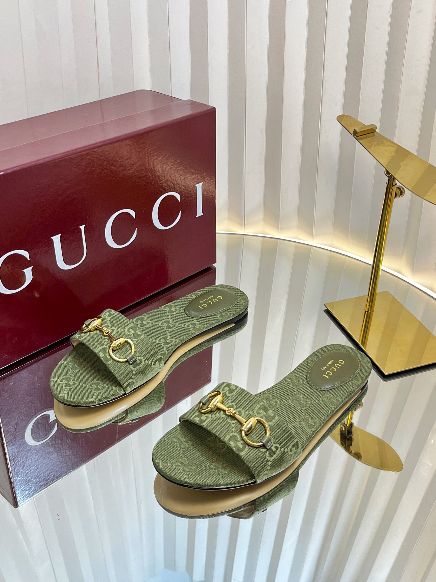 G*u*i sandals