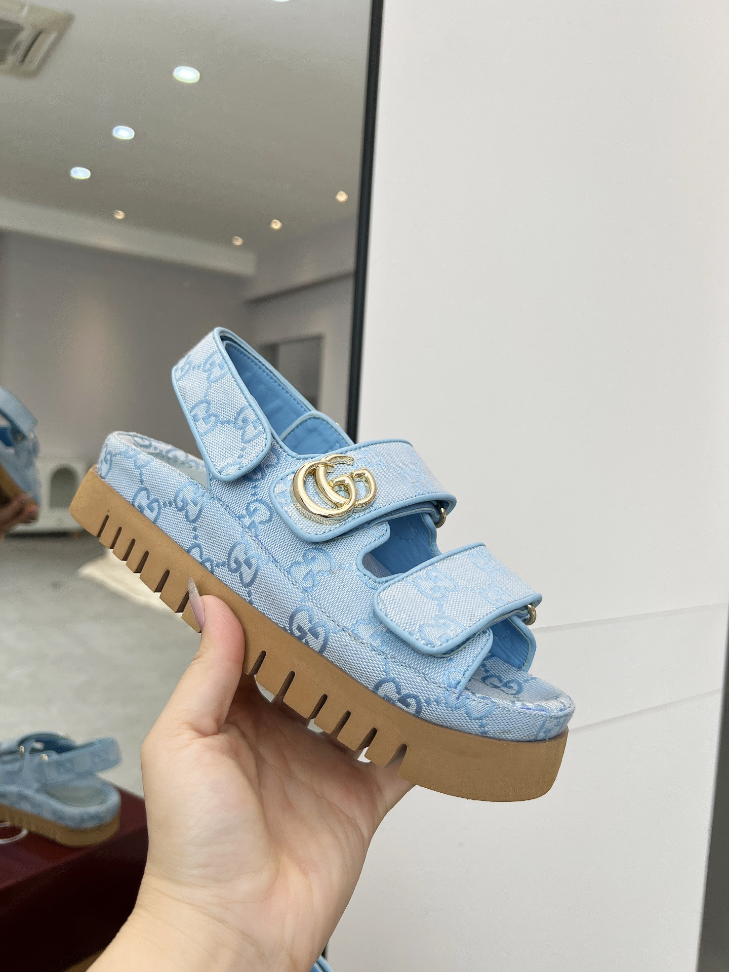 G*u*i sandals