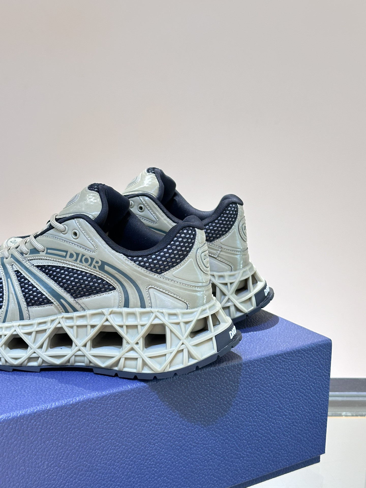 DIO* SNEAKER
