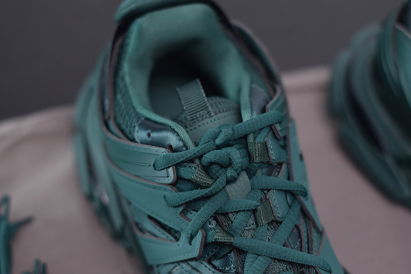 bc track sneaker