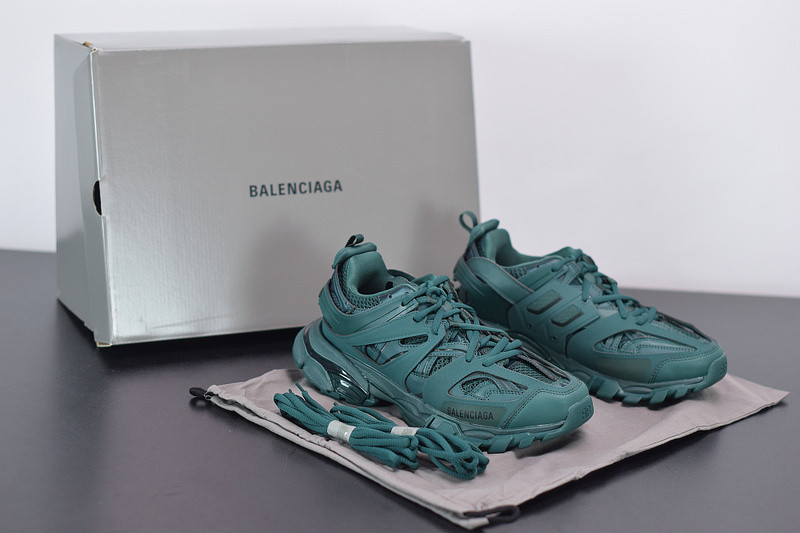 bc track sneaker