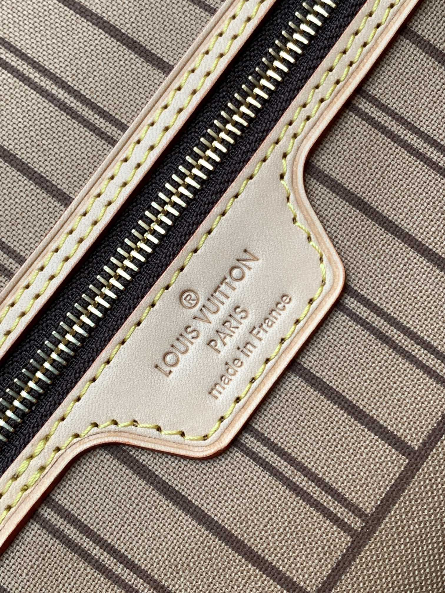 LVT PURSE GM