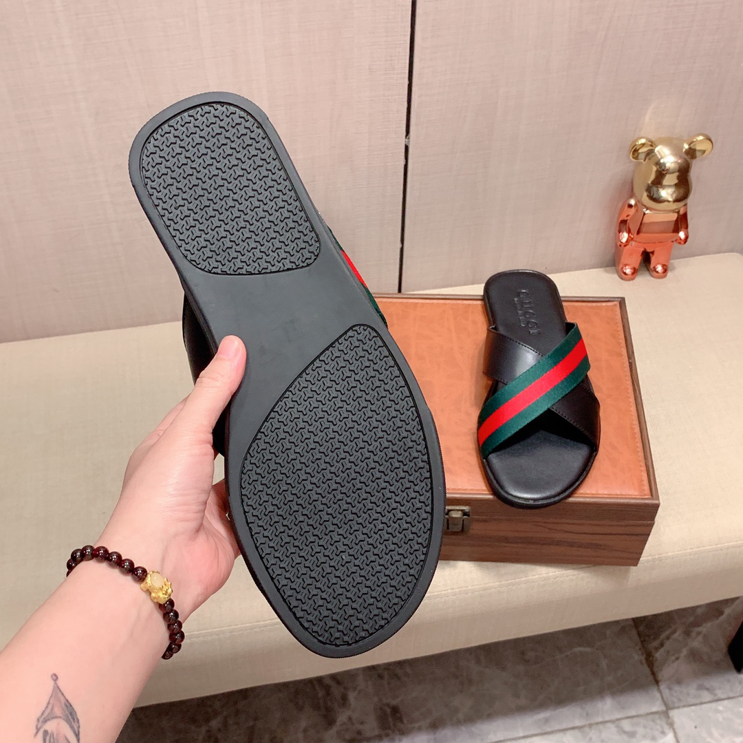 g*u*i sandals