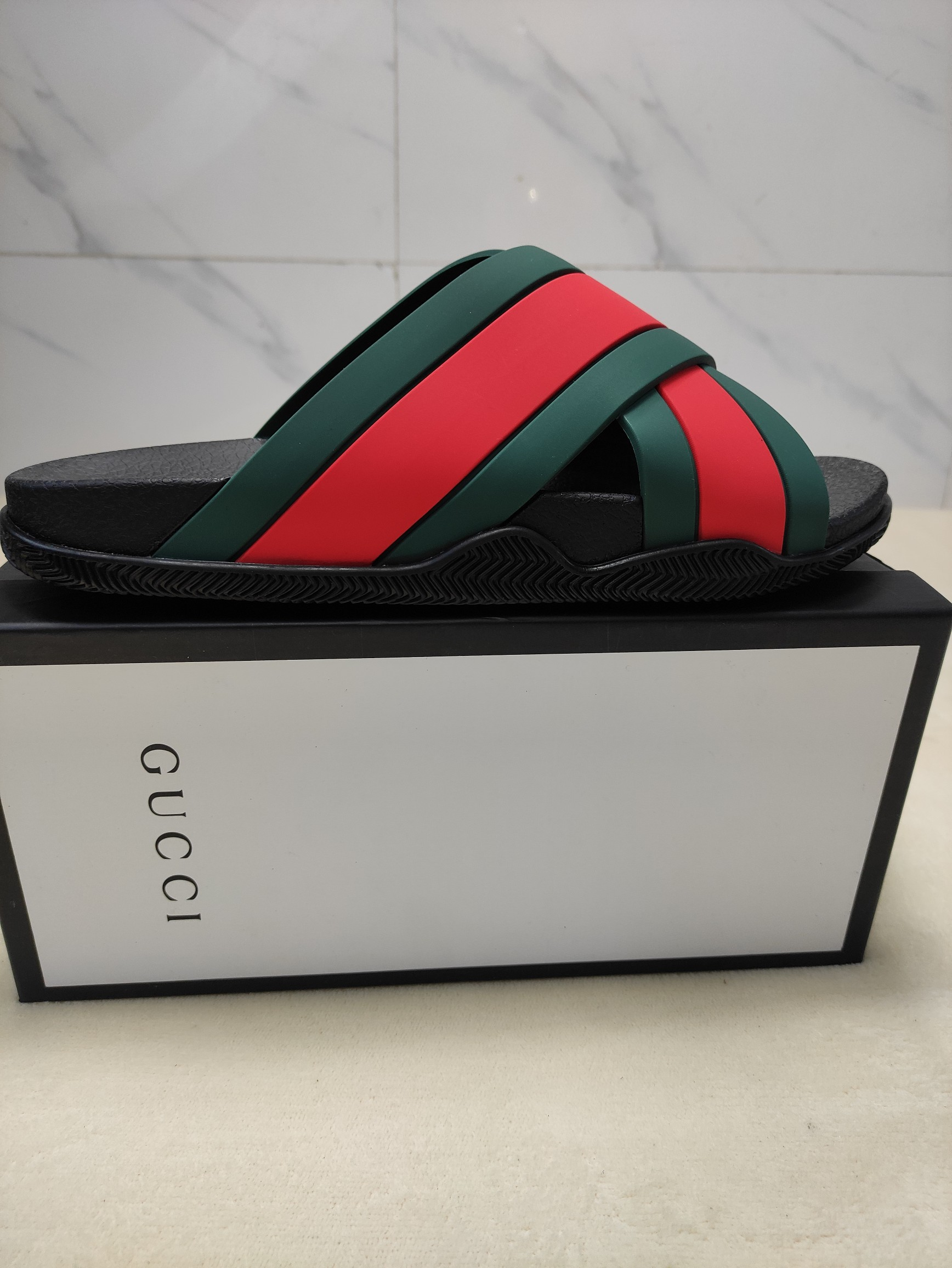 G*u*i sandals