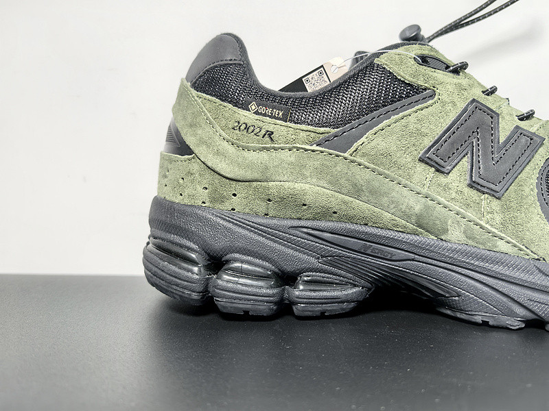 NEW BALANCE SNEAKER