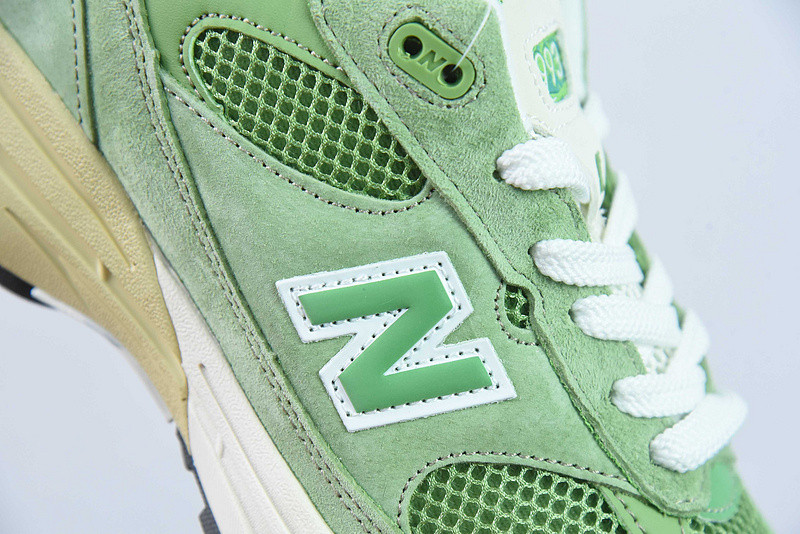 NEW BALANCE SNEAKER