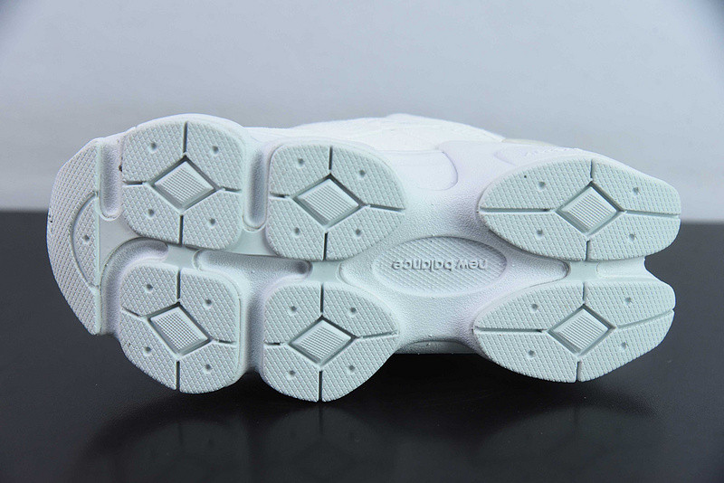 NEW BALANCE SNEAKER