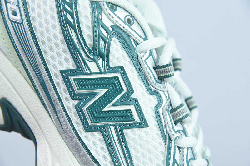 NEW BALANCE SNEAKER
