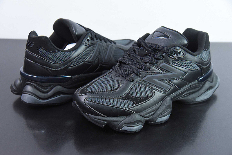 NEW BALANCE SNEAKER