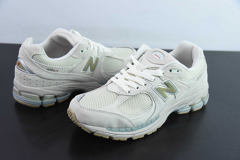 NEW BALANCE SNEAKER