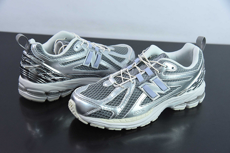 NEW BALANCE SNEAKER