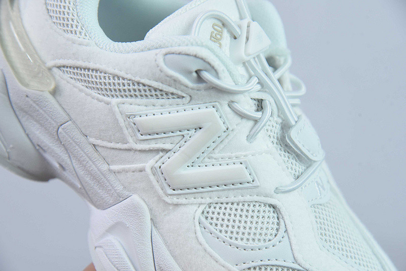 NEW BALANCE SNEAKER