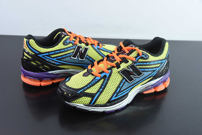 NEW BALANCE SNEAKER