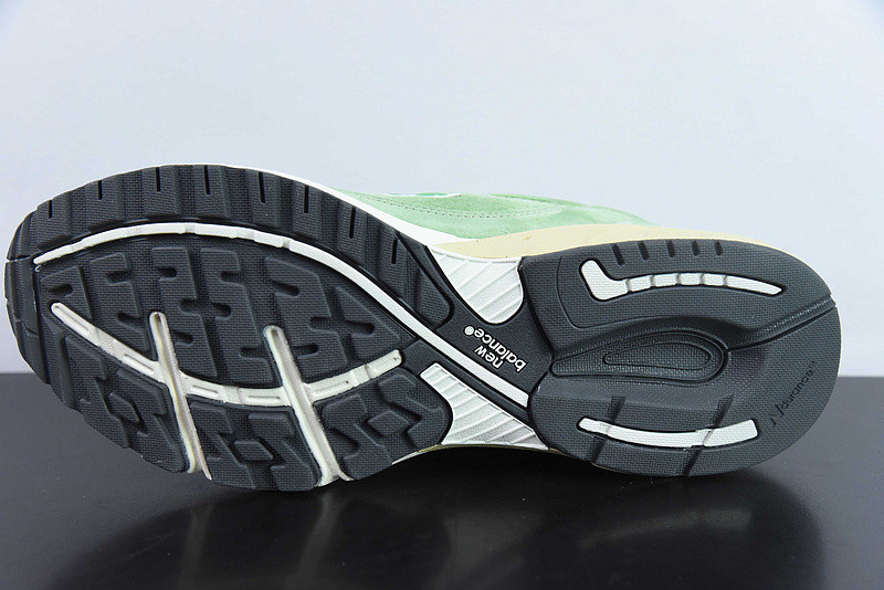 NEW BALANCE SNEAKER
