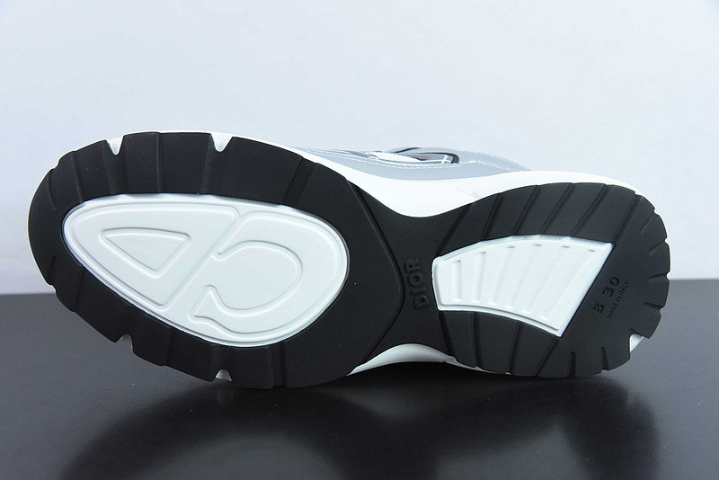 dio* sneaker