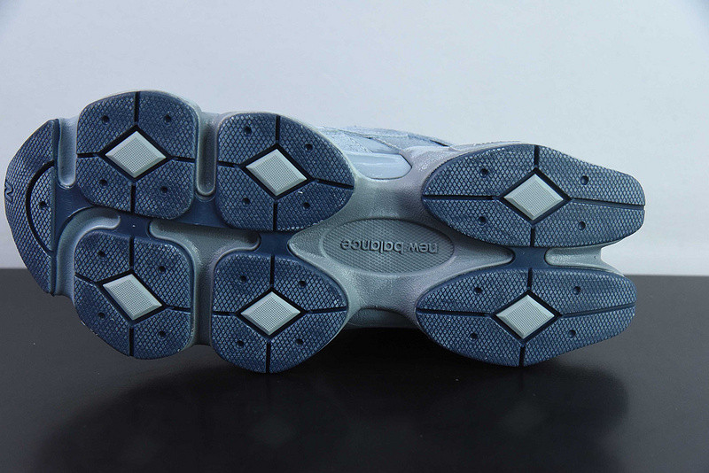NEW BALANCE SNEAKER