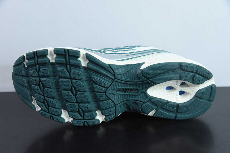 NEW BALANCE SNEAKER