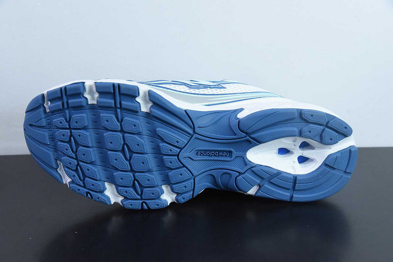 NEW BALANCE SNEAKER
