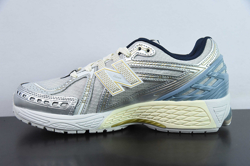 NEW BALANCE SNEAKER