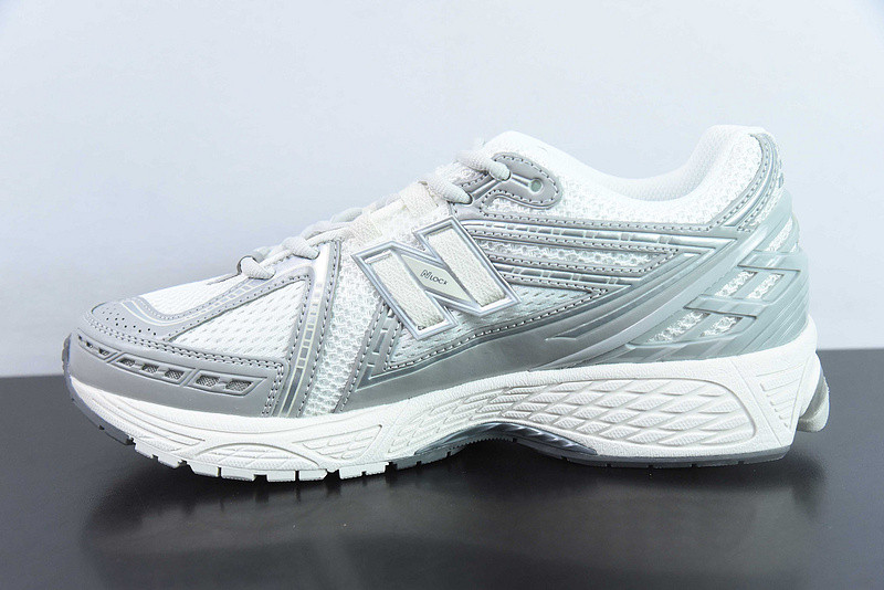 NEW BALANCE SNEAKER