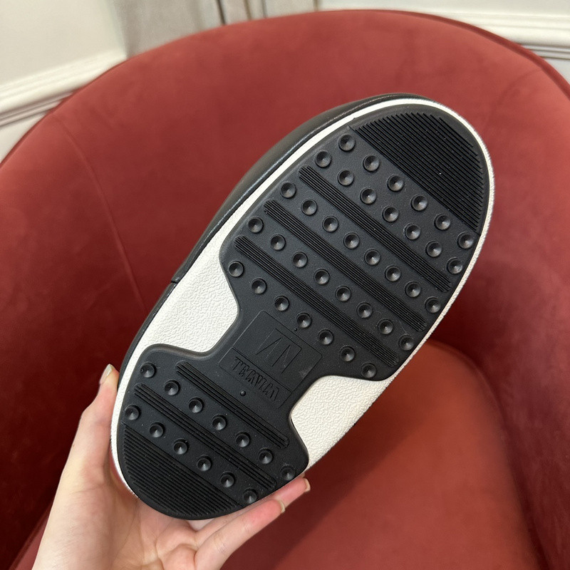 mOON bOOT