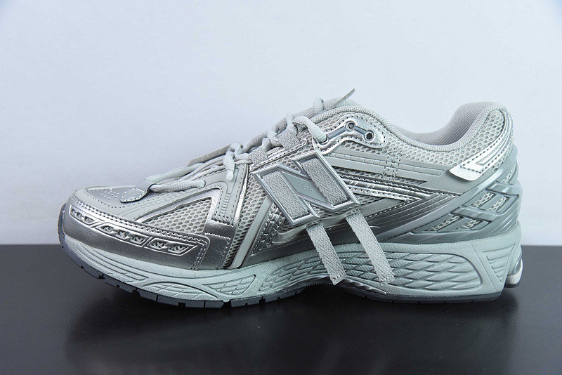 NEW BALANCE SNEAKER