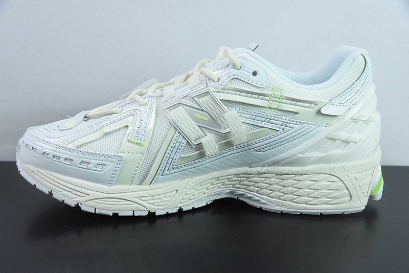NEW BALANCE SNEAKER