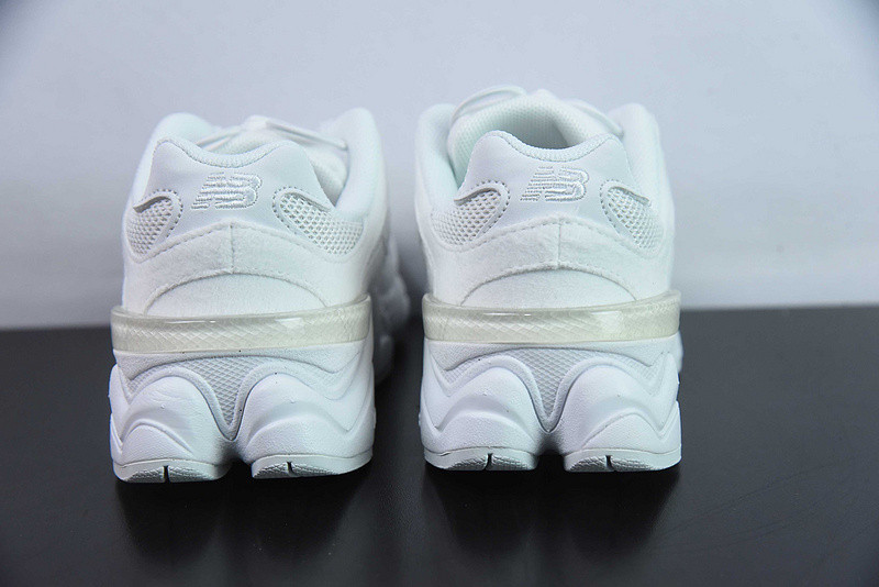 NEW BALANCE SNEAKER