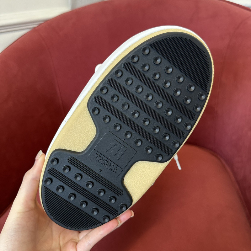 mOON bOOT
