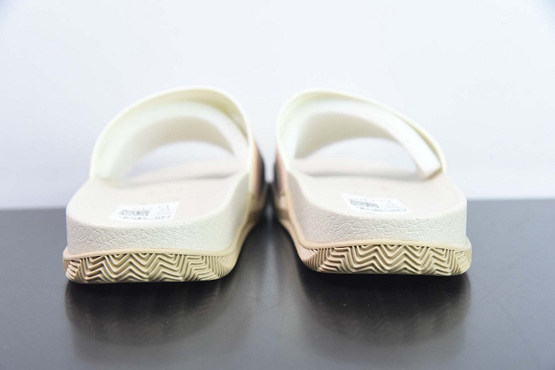 g*u*i sandals