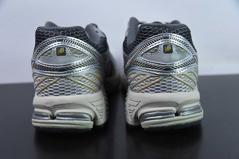 NEW BALANCE SNEAKER