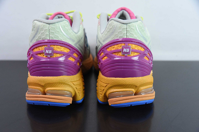 NEW BALANCE SNEAKER
