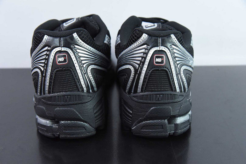 NEW BALANCE SNEAKER