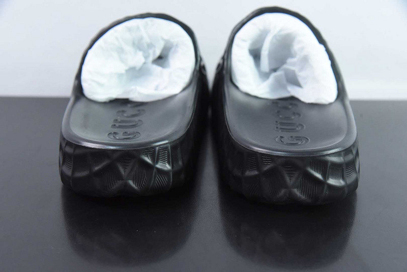 G*u*i sandals