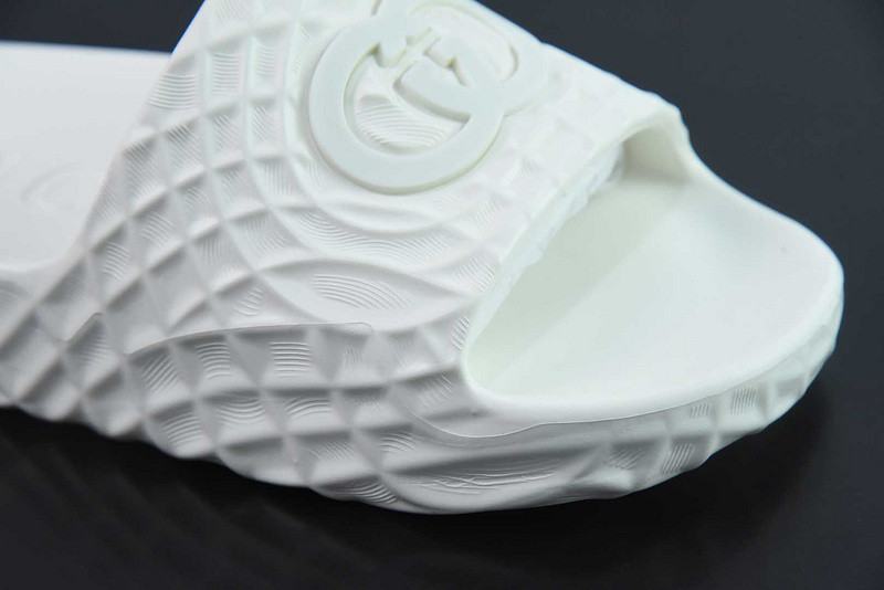 G*u*i sandals