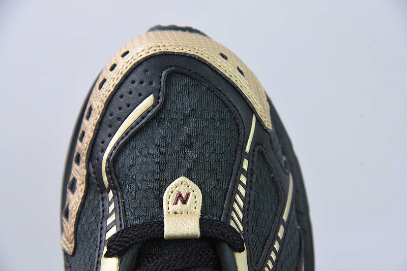 NEW BALANCE SNEAKER