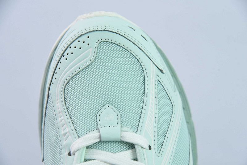 NEW BALANCE SNEAKER