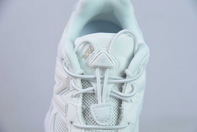 NEW BALANCE SNEAKER