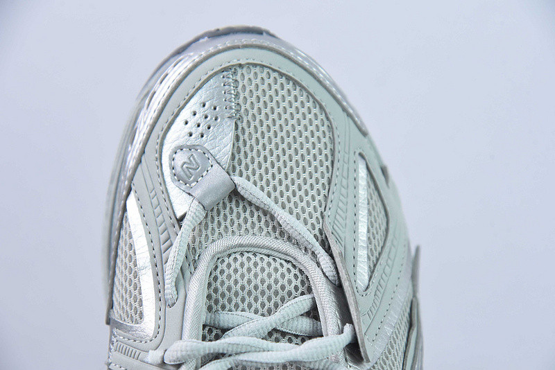 NEW BALANCE SNEAKER