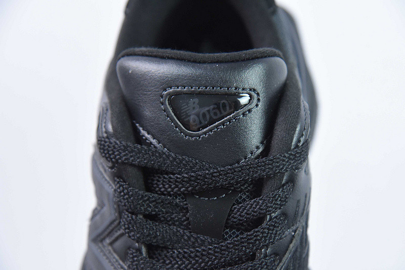NEW BALANCE SNEAKER