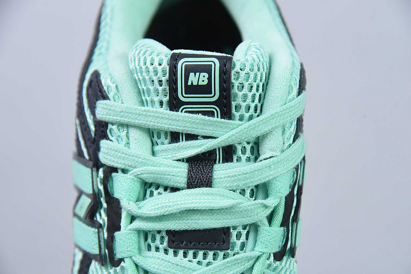 NEW BALANCE SNEAKER