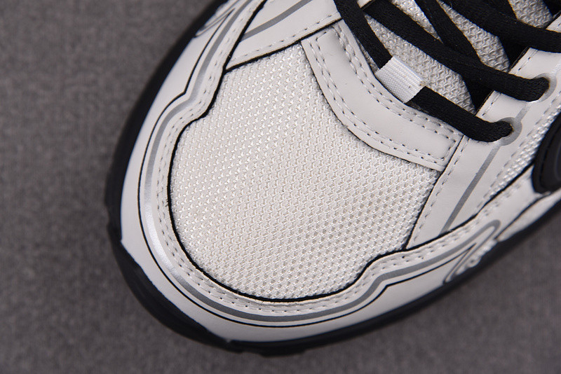 dio* sneaker