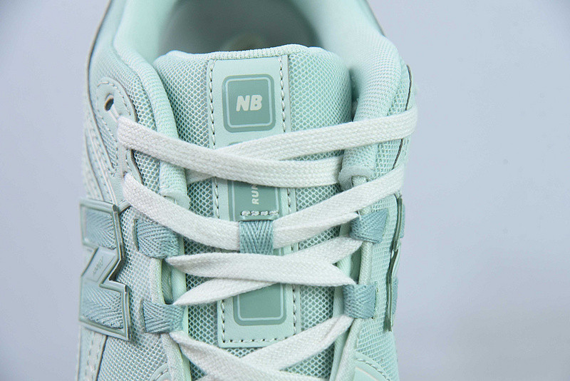 NEW BALANCE SNEAKER