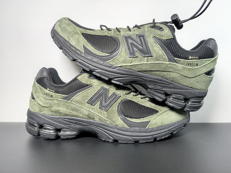 NEW BALANCE SNEAKER